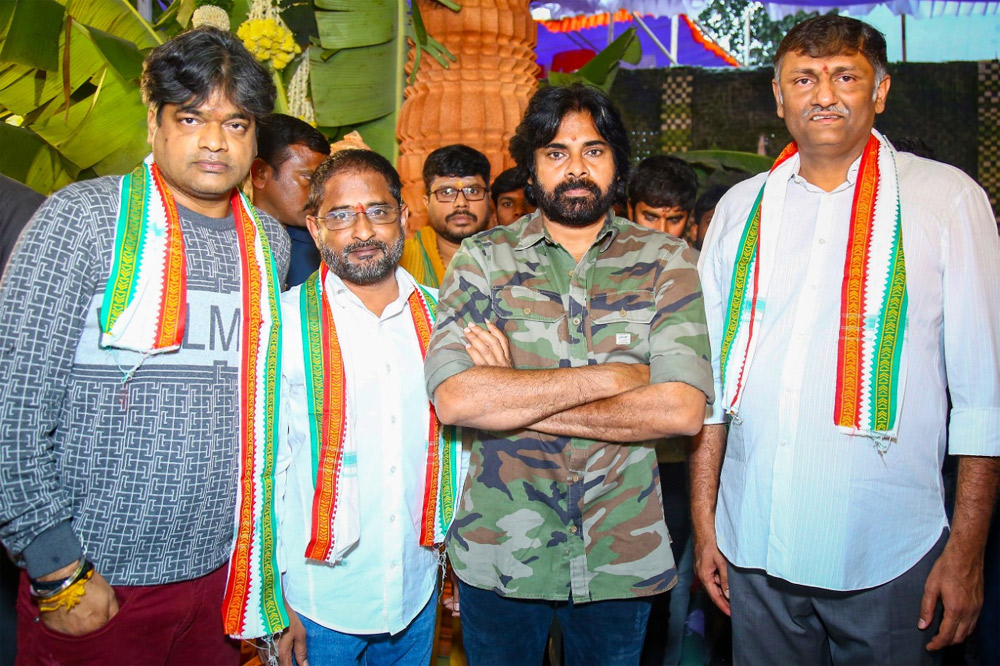 ustaad bhagat singh,pawan kalyan,doubts,harish shankar,mythri movie makers,pawan kalyan fans  ‘ఉస్తాద్’.. ఇంకా అనుమానాలే!