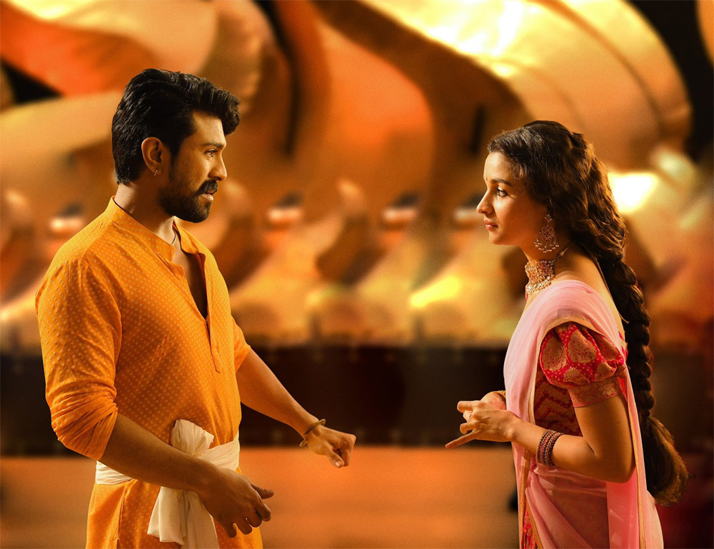 alia bhatt,rrr movie,ntr,ram charan,ntr fans,charan fans,rajamouli  అలియా పై ఫైర్ అవుతున్న ఫాన్స్ 