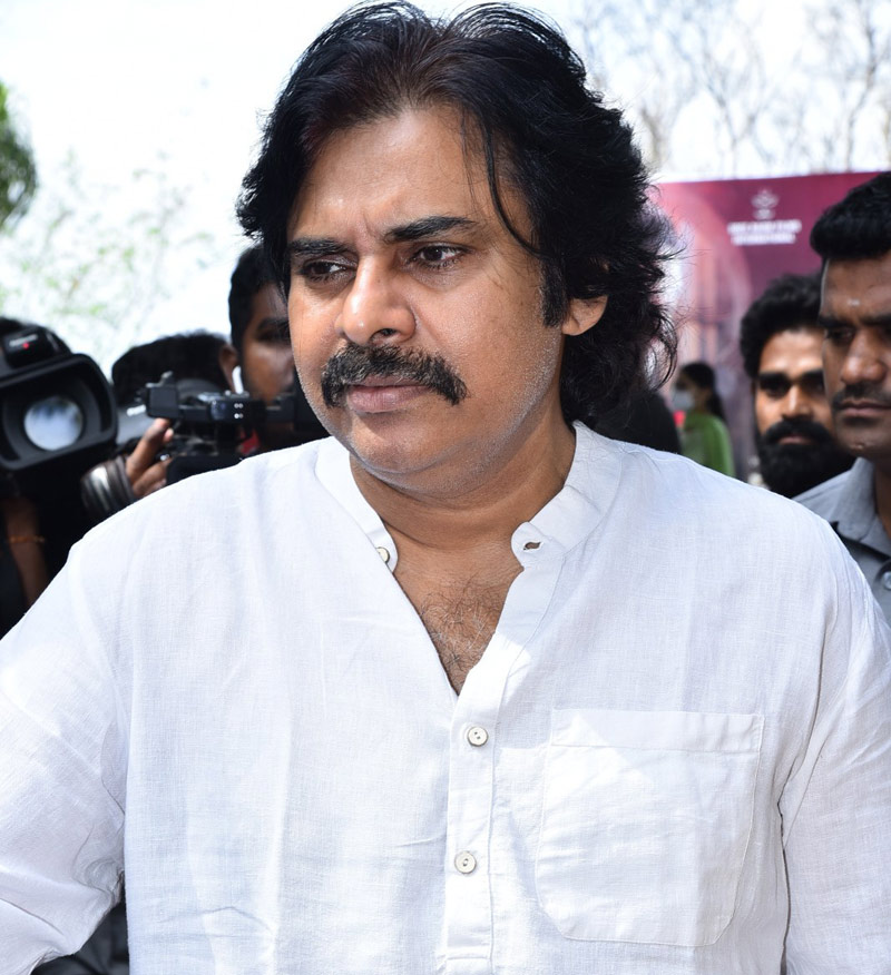 pawan kalyan,pawan kalyan new look,pawan kalyan hari hara veeramallu  పవన్ ని చూసి భయపడుతున్న ఫాన్స్ 