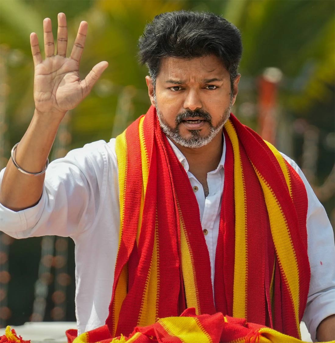 vijay  విజయ్ కి సారీ చెప్పిన మహిళా ఓటర్ 