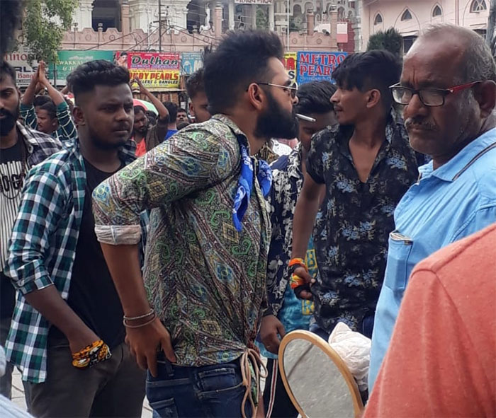 hero ram,ismart shankar,shooting spot,smoking,hyderabad,charminar  సిగరెట్ తాగి.. ఫైన్ కట్టిన యువ హీరో?