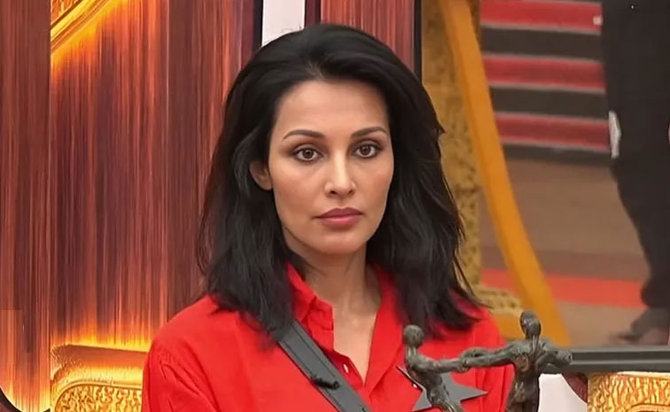 flora saini  ఎలిమినేట్ అవుతూ.. ఎమోషనల్ అయిన ఫ్లోరా 
