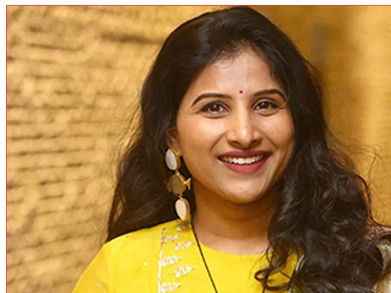 mangli  మంగ్లీ బర్త్ డే పార్టీ లో విదేశీ మద్యం 