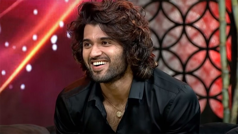 vijay deverakonda,rowdy,gowtam tinnanuri film,remuneration,tollywood hero,ram charan  ‘లైగర్’ పోతేనేం.. విజయ్ క్రేజ్ తగ్గేదే లే!