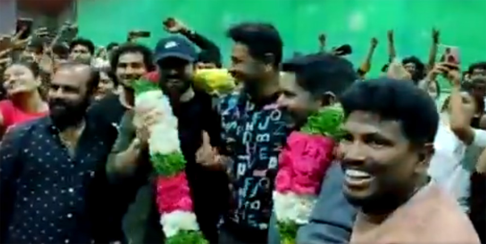 ram charan,rc15,prabhu deva,naatu naatu steps,400 dancers,grand welcome  ప్రభుదేవా టీమ్ ‘నాటు నాటు’ ఇరగదీసిండ్రు!