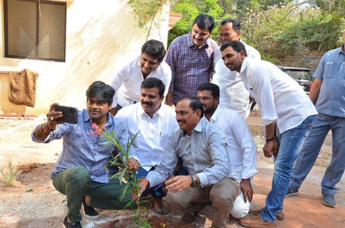 director,harish shankar,mla,kranthi kiran,harithaharam,kcr,birthday  హరితహారంలో హరీష్ శంకర్, ఎమ్మెల్యే!