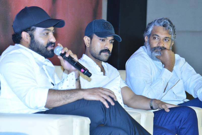 rajamouli,rrr,ram charan,ntr,alluri seetharamaraju,komaram bheem,dvv danayya,ajaydevgan,alia bhatt,  రాజ‌మౌళి గ‌ట్స్‌కు హ్యాట్సాఫ్ చెప్పాల్సిందే!