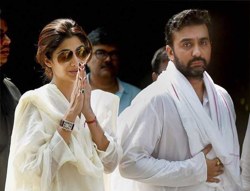raj kundra  దేశం విడిచి వెళ్లాలంటే 60కోట్లు క‌ట్టాలి