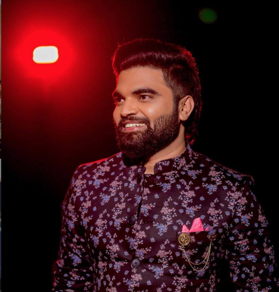 pradeep  హీరోగా వర్కౌట్ అవ్వక మళ్ళీ తిరిగొచ్చాడు 