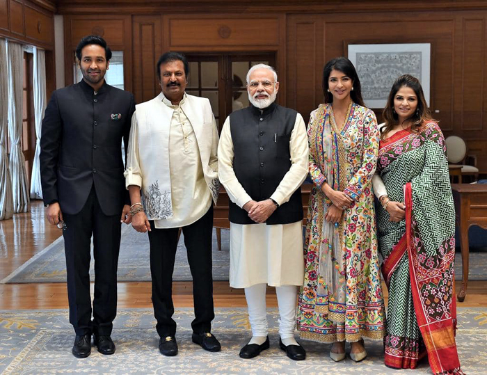 modi,pm mpdi,manchu family,manchu lakshmi,manchu mohan babu  సౌత్ ఇండియా ఆర్టిస్ట్‌గానే మోదీని కలిసాం!