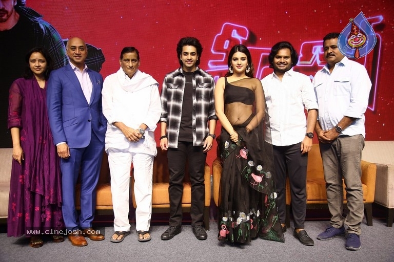 ashok galla,hero press meet,jayadev galla,ashok galla hero press meet  సంక్రాంతికి సినిమాలు లేవనే కొరతను హీరో తీరుస్తుంది 