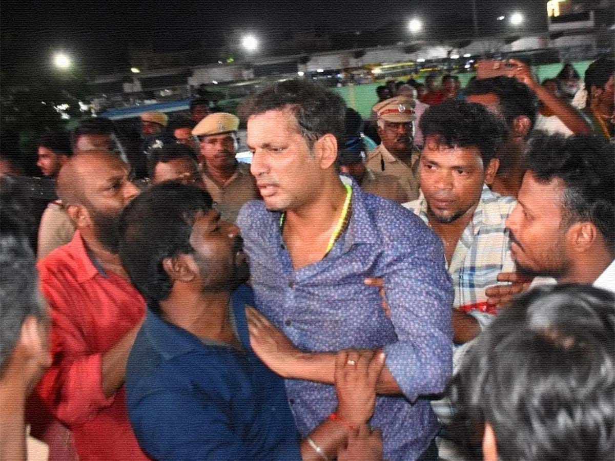 vishal  వేదికపై స్పృహ తప్పి పడిపోయిన హీరో విశాల్ 
