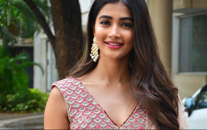 pooja hegde,ntr,prabhas,mahesh babu,movies,busy  ఈ భామకి స్టార్ హీరోలు గ్యాప్ ఇవ్వట్లేదు!