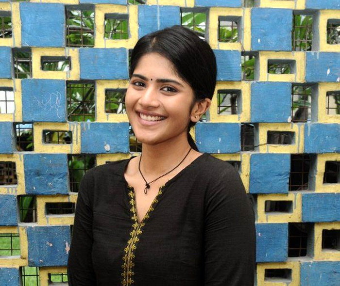 heroine megha akash,kollywood first film entry,dhanush,pawan kalyan,trivikram,nithiin  మేఘ ఆకాష్ టాలీవుడ్ లక్కీ గర్ల్..!