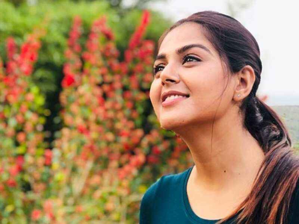 bigg boss monal gajjar shifts hyderabad  హైదరాబాద్ లో హాట్ బ్యూటీ మకాం 