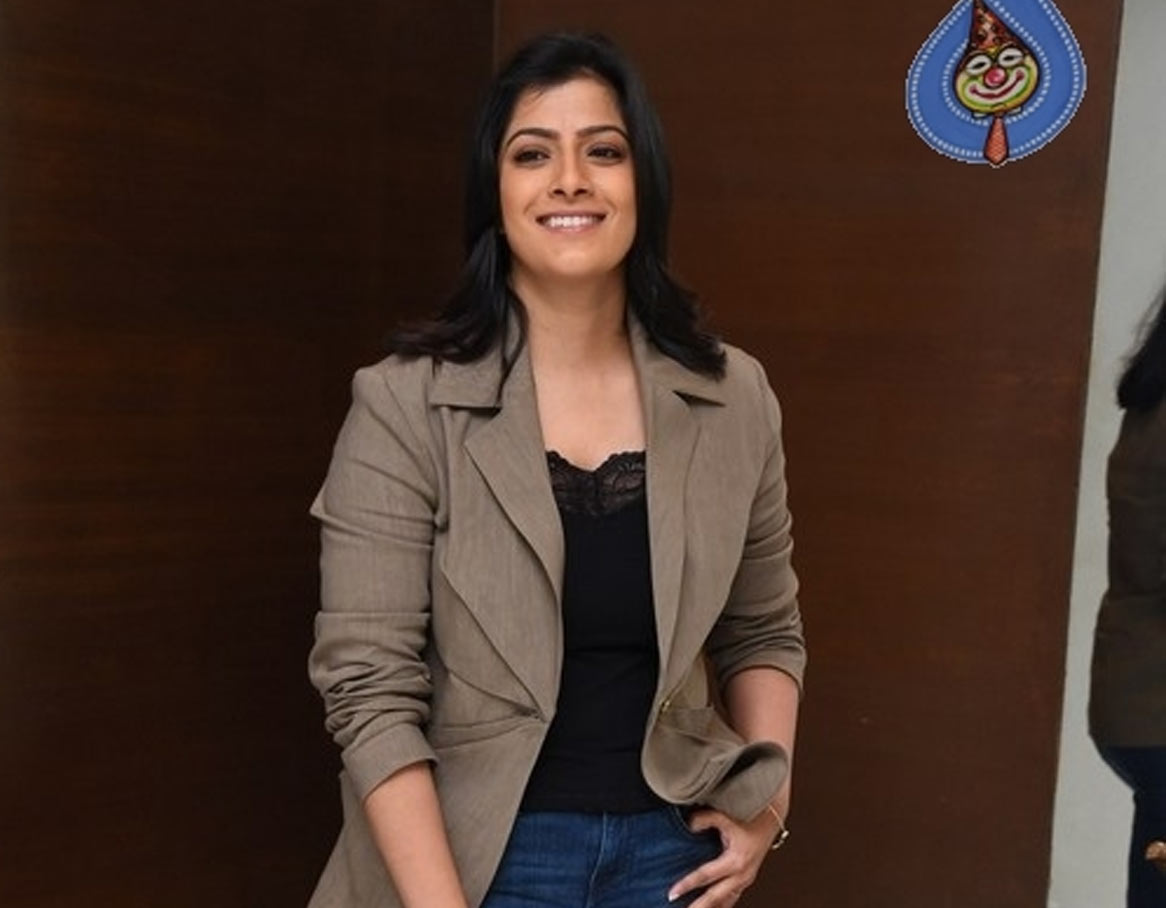 varalakshmi sarath kumar,naandhi,krack movie,super hits,telugu filmmakers  బ్యాక్ టు బ్యాక్ హిట్స్ తో హాట్ కేక్