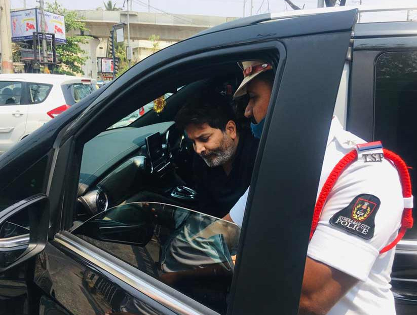 trivikram,hyderabad cops,director trivikram,traffic police  ఈసారి త్రివిక్రమ్ బుక్ అయ్యారు 