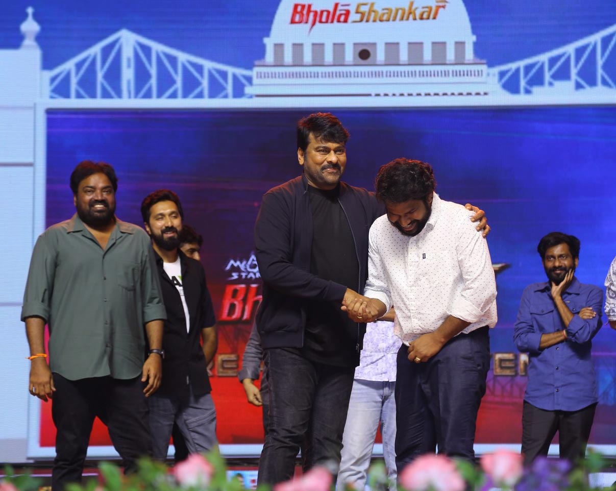 chiranjeevi,hyper aadi,bholaa shankar,pre release event,insults  గుడ్డు కొట్టిన వాడికి గుండు కొట్టేవారు