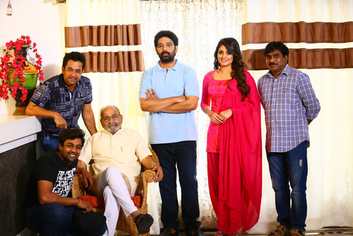 iddaru,arjun,k viswanath,jd chakravarty,teaser release,radhika kumaraswamy  ‘ఇద్ద‌రు’ టీజ‌ర్ వదిలారు