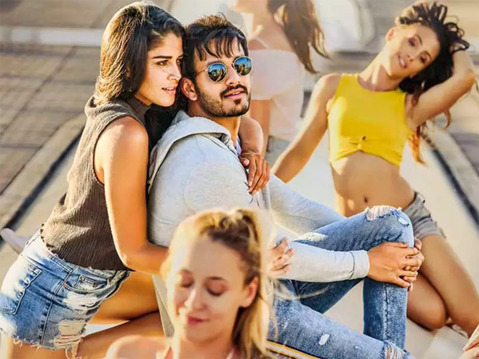 bachna ae haseeno,mr majnu,akhil akkineni,veny atluri,inspired  ‘మిస్టర్ మజ్ను’పై అప్పుడే ఈ వార్తలేంటి?