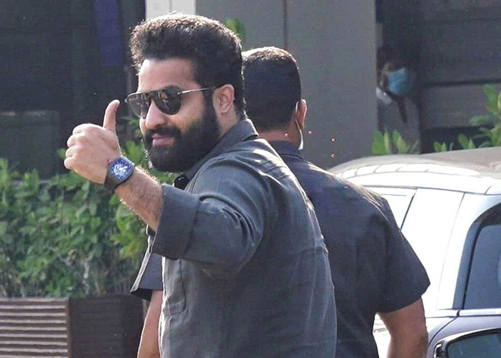 ntr30,young tiger,jr ntr,ntr30 film,buchibabu,koratala siva,tarak,tarak with buchi babu,ntr film with buchibabu  NTR 30కి దర్శకుడు మారుతున్నాడా?