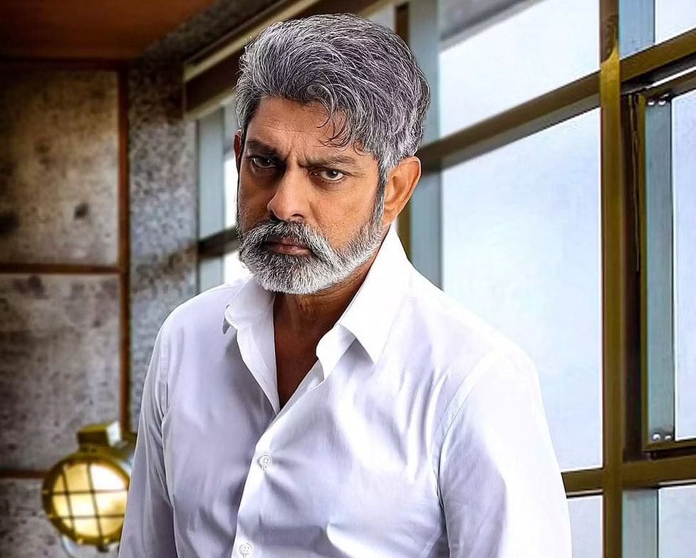 jagapathi babu,politics,villain,father  నాలాంటి వాడు రాజకీయాలకు పనికిరాడు 