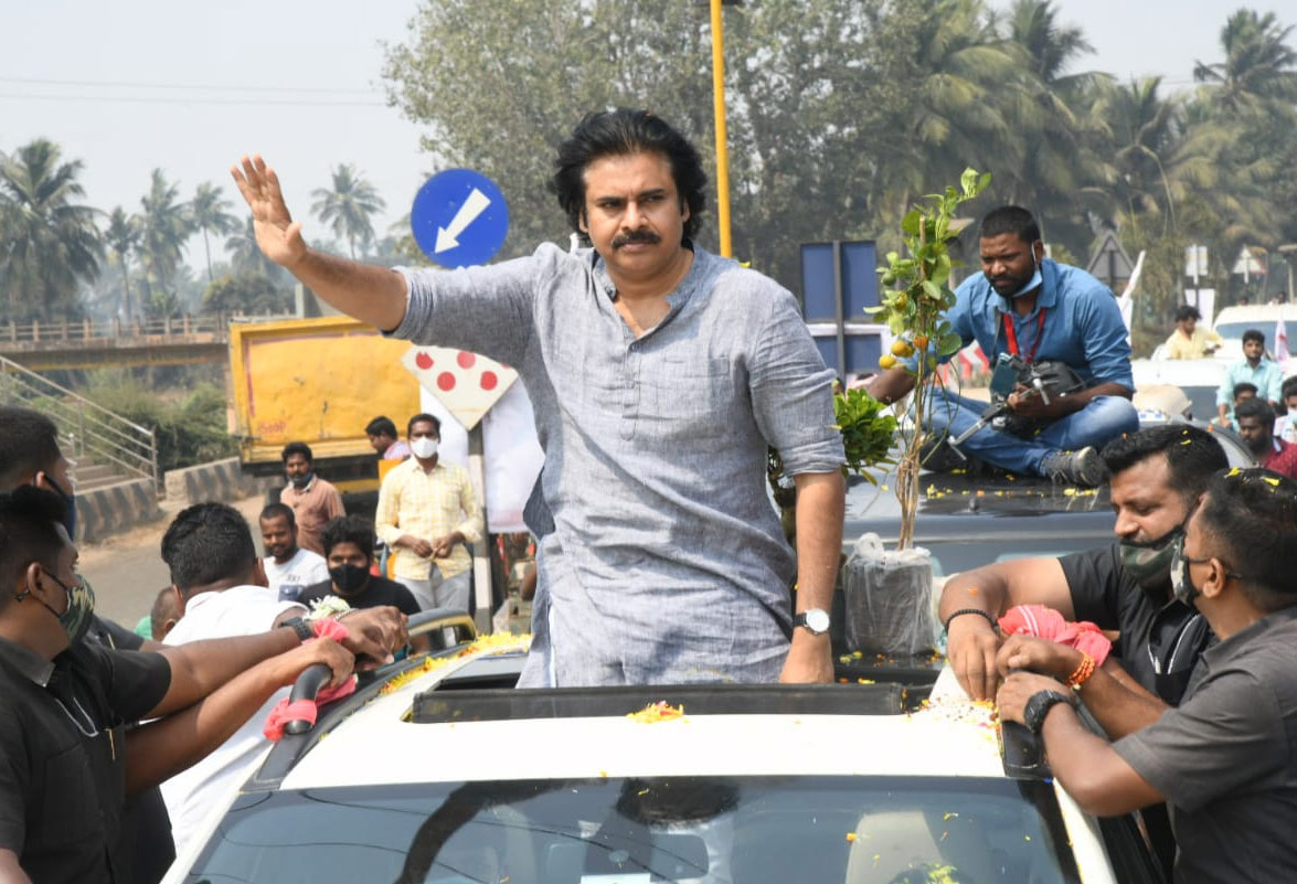 pawan kalyan,public meeting,roadshow,pawan fans,narsapuram  పవన్ కళ్యణ్ కి తప్పిన పెను ప్రమాదం