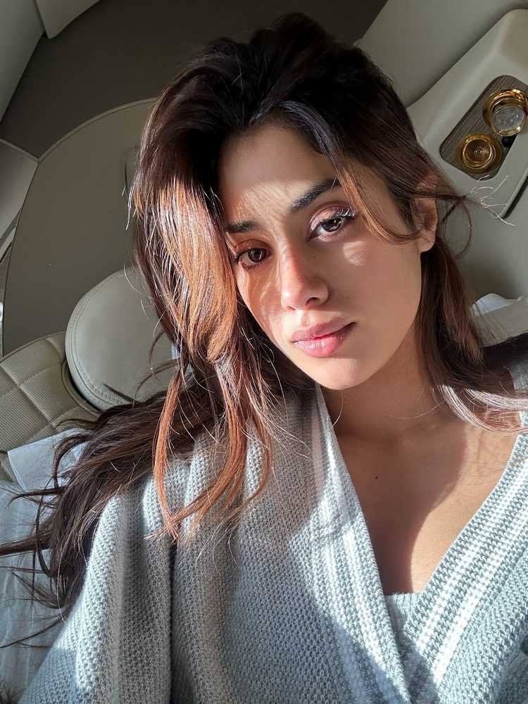janhvi kapoor  పెద్ది హీరోయిన్ జాన్వీ కపూర్ సర్ ప్రైజ్ లుక్ 