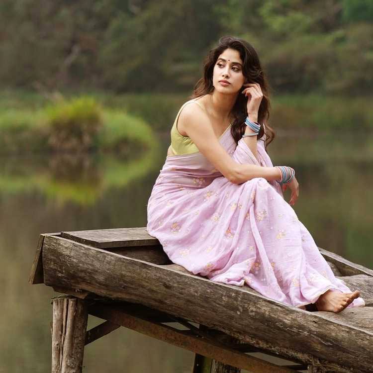 janhvi kapoor  క్యూట్ గా కూర్చున్న జాన్వీ కపూర్ 
