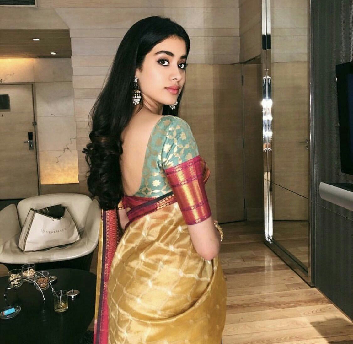 janhvi kapoor,marriage at tirupati,mehendi at sridevi mylapore home,janhvi kapoor dream wedding  జాన్వీ కపూర్ కి కాబోయేవాడు ఎలా ఉండాలంటే 