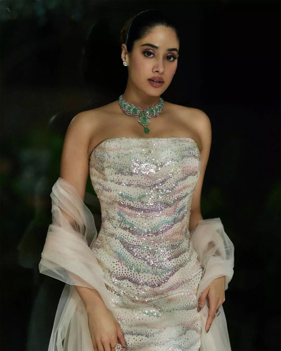 janhvi kapoor  వైట్ డ్రెస్ లో జాన్వీ మెరుపులు 