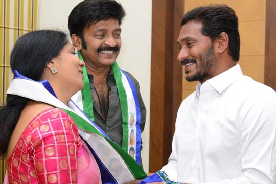 jagan,ysrcp,jeevitha,rajasekhar,ysrcp,ys jaganmohanreddy,rajasekhar joins ysrcp  జీవితా రాజ‌శేఖ‌ర్ మ‌ళ్లీ పార్టీ మారారండోయ్‌!