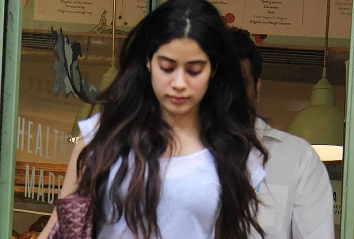 jhanvi kapoor,sridevi death,dhadak,sridevi legacy  జాన్వీ కపూర్ తట్టుకోలేక తల్లడిల్లుతోంది!