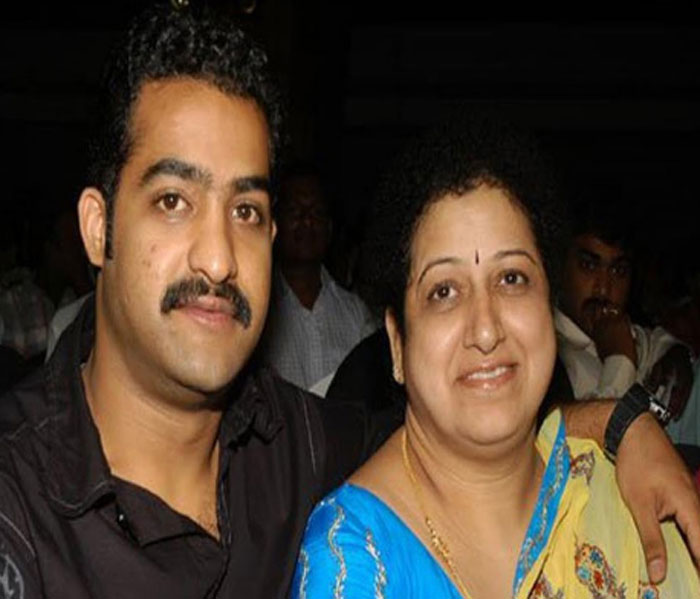 jr ntr,mother,shalini,temple,sri mavullammavaru,bhimavaram  ఎన్టీఆర్‌ వార్తకు బలం చేకూరుతోంది!