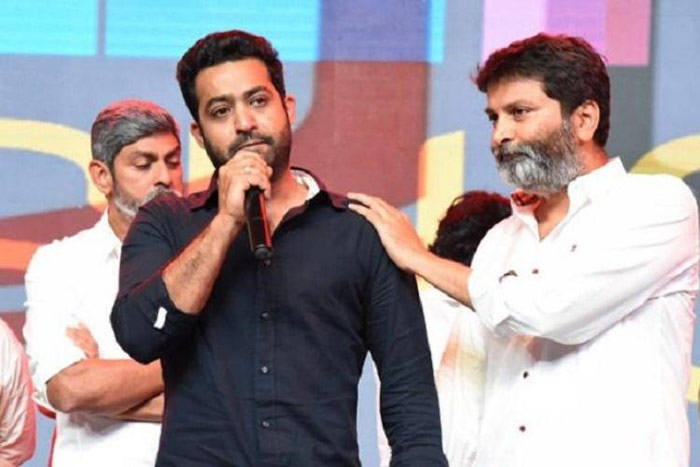 jr ntr,trivikram srinivas,ntr,emotional speech,aravinda sametha,event,father  ఎన్టీఆర్.. మనసులను కదిలించేశాడు..!!