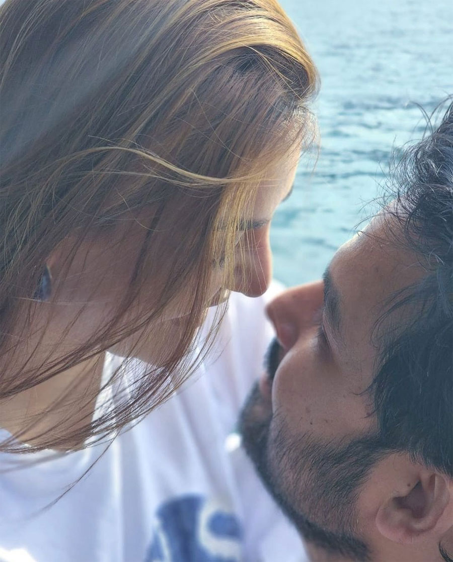 kajal aggarwal  వెకేషన్స్ లో భర్తతో రొమాన్స్ చేస్తున్న కాజల్ 