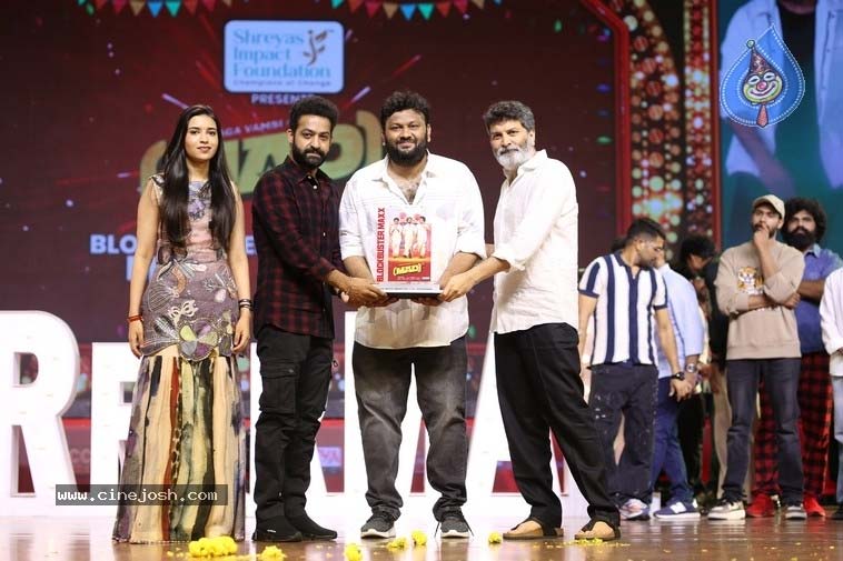 ntr  ఎన్టీఆర్ సంస్కారం చూసారా 