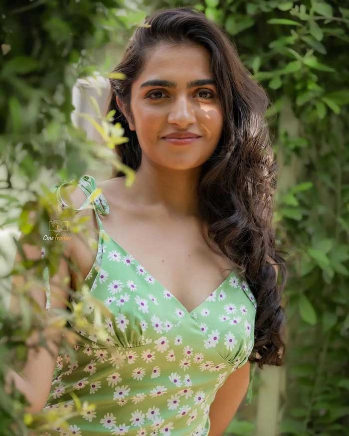 rukmini vasanth family background  కాంతార బ్యూటీ నేప‌థ్యం తెలుసా