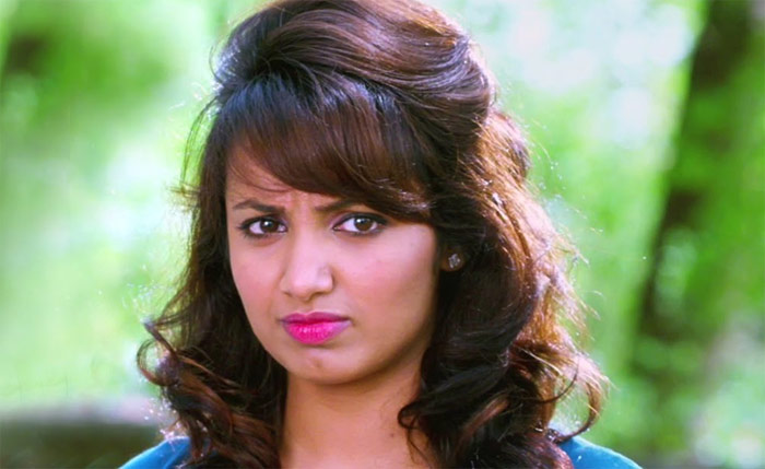 tejaswi madivada,sensational tweets,bigg boss winner,kaushal,kaushal army,trolls  కౌశల్‌ ఆర్మీ చేత తిట్లు తింటోంది..! 