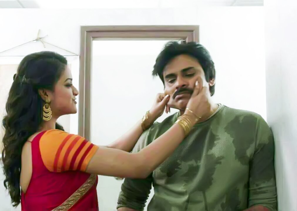 keerthy suresh,pawan kalyan,agnathavasi  పవన్ ని ముద్దు చేస్తున్న హీరోయిన్!!