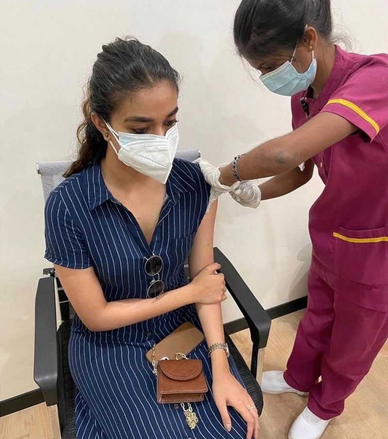 keerthy suresh,corona,covid 19,first jab,covid-19 vaccine  వ్యాక్సిన్ వేయించుకున్న కీర్తి 