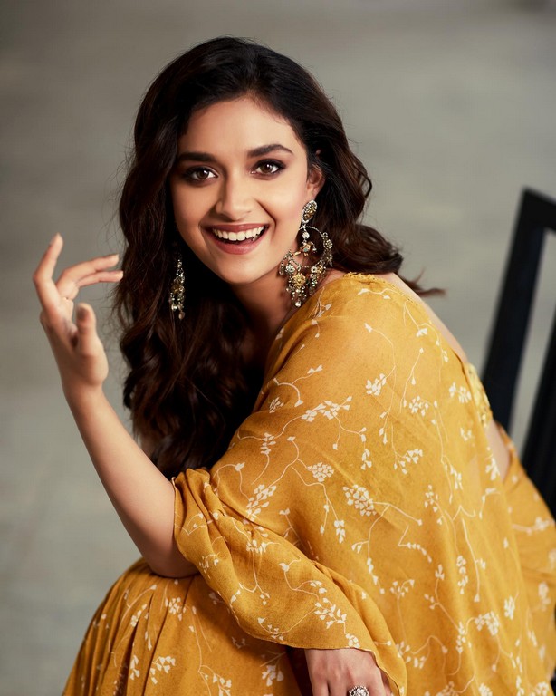 keerthy suresh,keerthy suresh glamour look,sarkaru vaari paata,bhola shankar,mahesh babu,chiranjeevi  కళావతి మొహంలో కళ వచ్చింది 