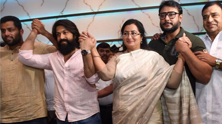 sumalatha,kgf star,yash,rockstar yash,yash support to sumalatha,madya,karnataka,ambarish,  రుణం తీర్చుకుంటున్న కేజీఎఫ్ స్టార్‌!