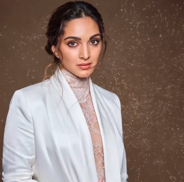 ram charan,bollywood beauty,heroine kiara advani,kiara trends in twitter  ట్విట్టర్ ట్రెండ్ అవుతున్న చరణ్ హీరోయిన్ 