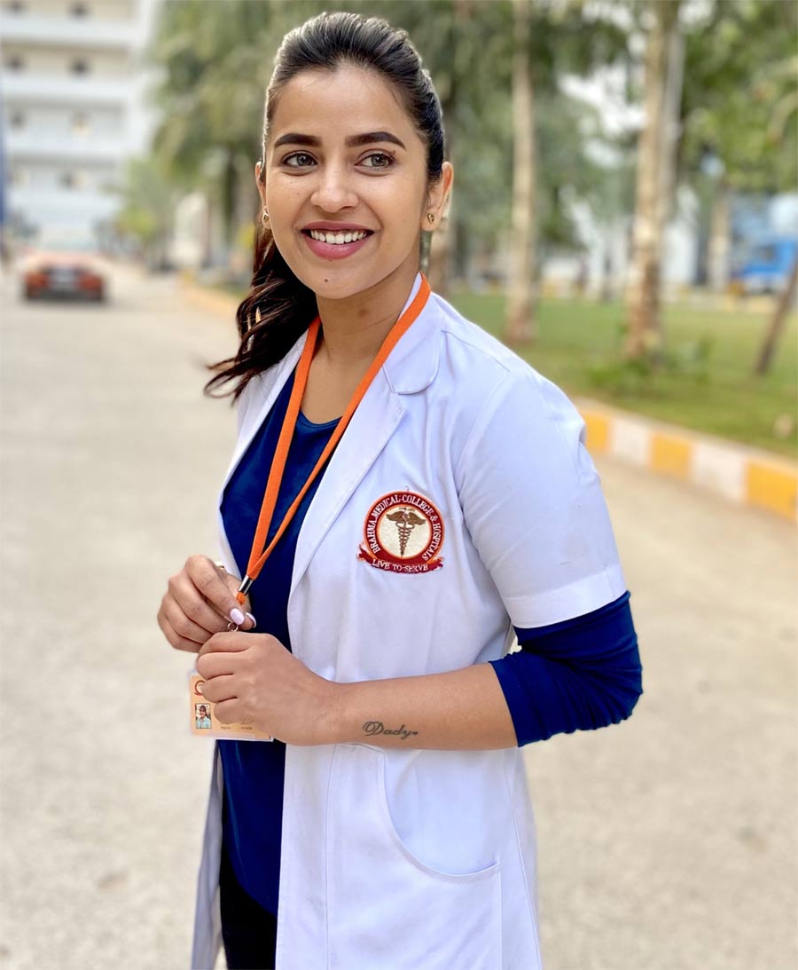 komalee prasad  డాక్టర్ కాదు యాక్టర్ నే 