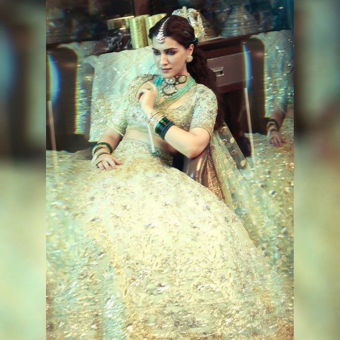 kriti sanon,enchanting bride,traditional wear,manish malhotra