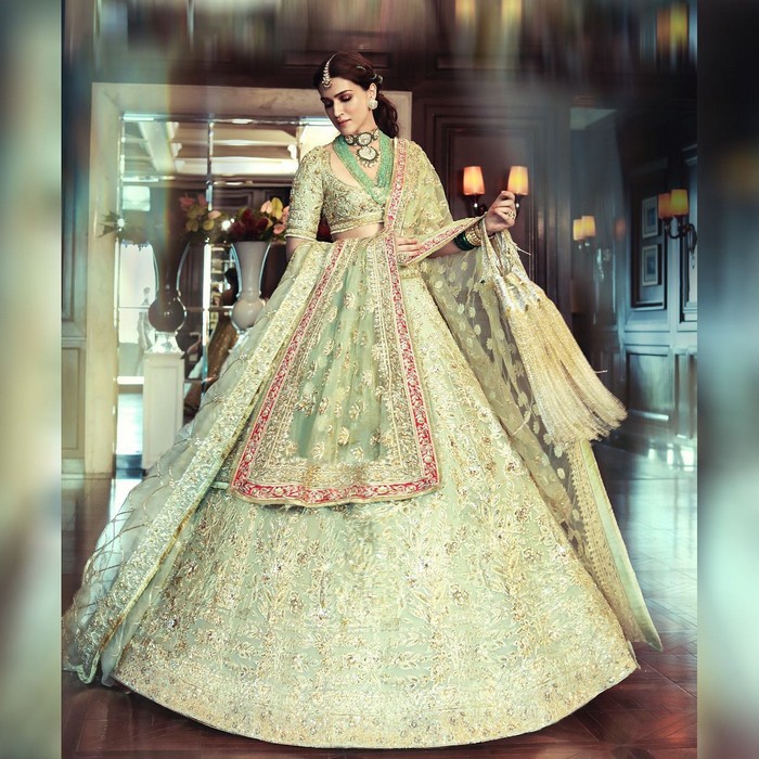 kriti sanon,enchanting bride,traditional wear,manish malhotra