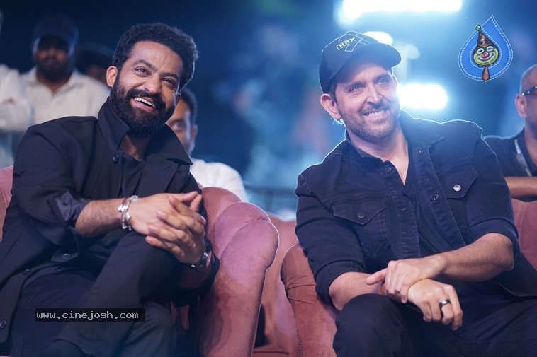hrithik  వార్ 2 లోని సీక్రెట్స్ రివీల్ చేయకండి