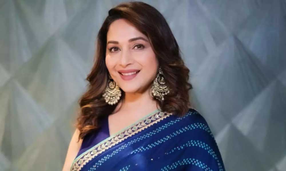 madhuri dixit  సీనియ‌ర్ న‌టి క‌ళ్లు భైర్లు క‌మ్మే సంపాద‌న‌
