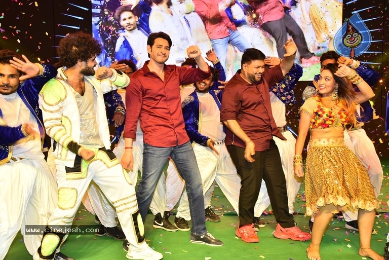 mahesh babu,sarkaru vaari paata,svp ma ma mass celebrations,mahesh abbu dance steps  సర్కారు సెలెబ్రేషన్స్ స్టేజ్ పై మహేష్ డాన్స్ 